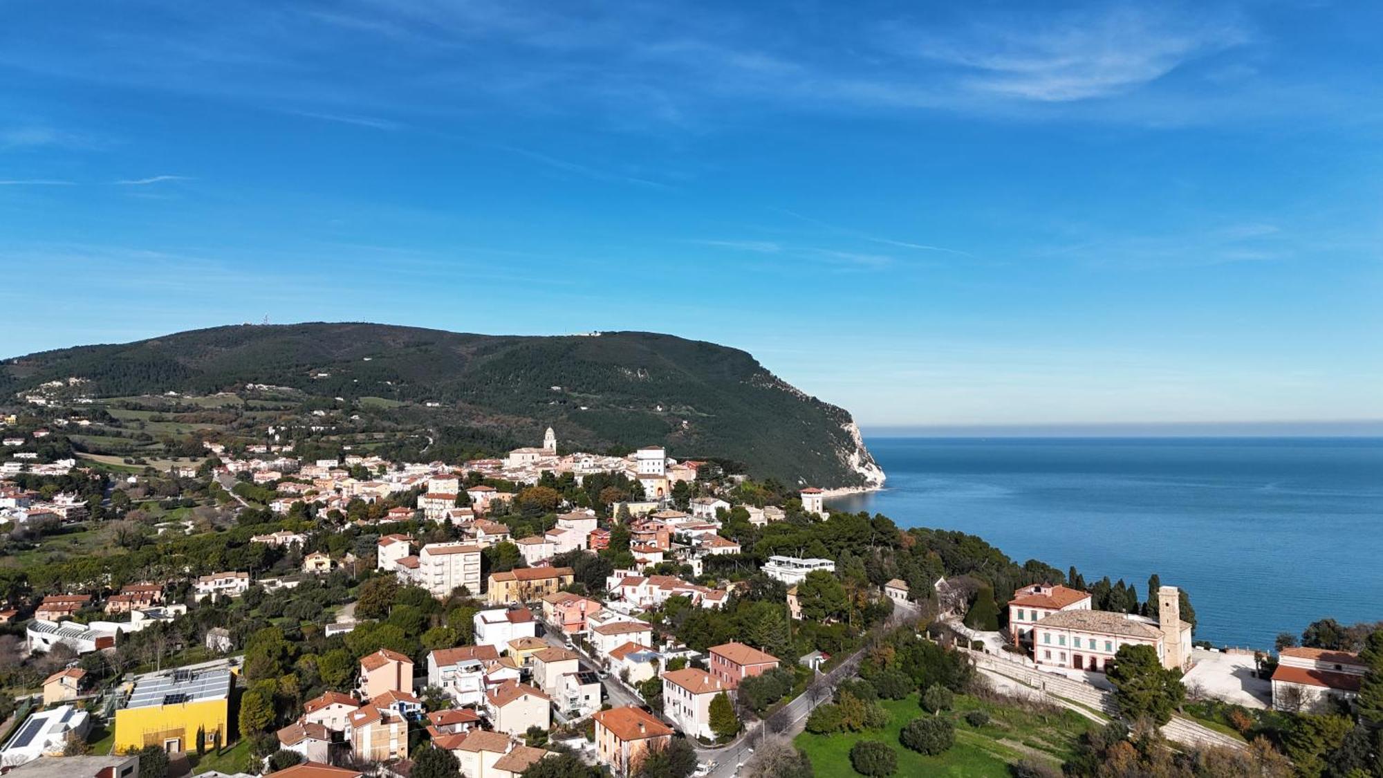 N185 - Numana, Meraviglioso Trilocale Con Terrazzo E Piscina Dış mekan fotoğraf