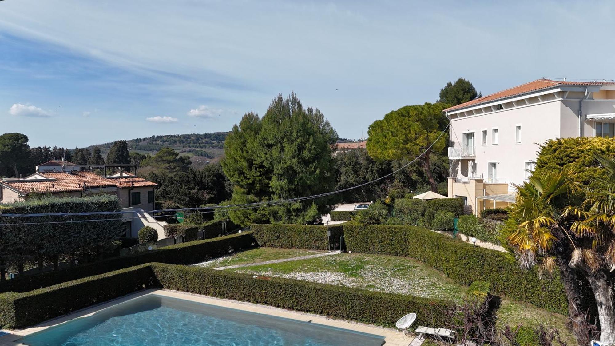 N185 - Numana, Meraviglioso Trilocale Con Terrazzo E Piscina Dış mekan fotoğraf